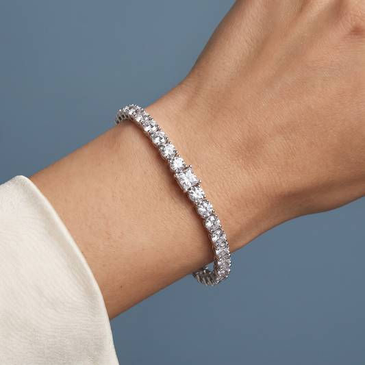 14K White Gold Round and Princess Cut Diamond Tennis Bracelet - Close-up