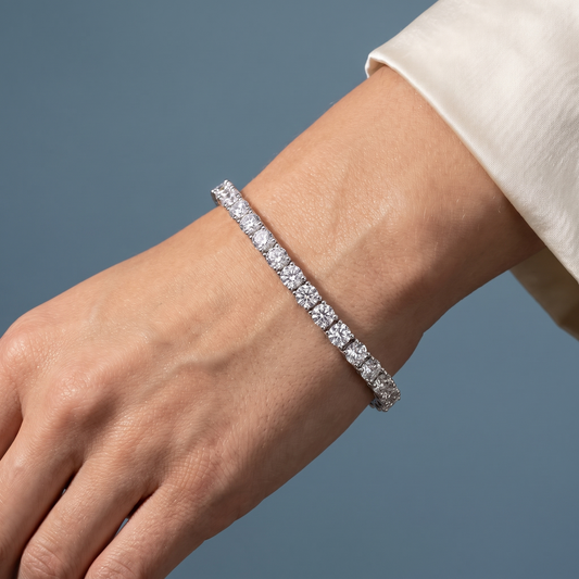10K White Gold Round Cut Diamond Tennis Bracelet - Close-up