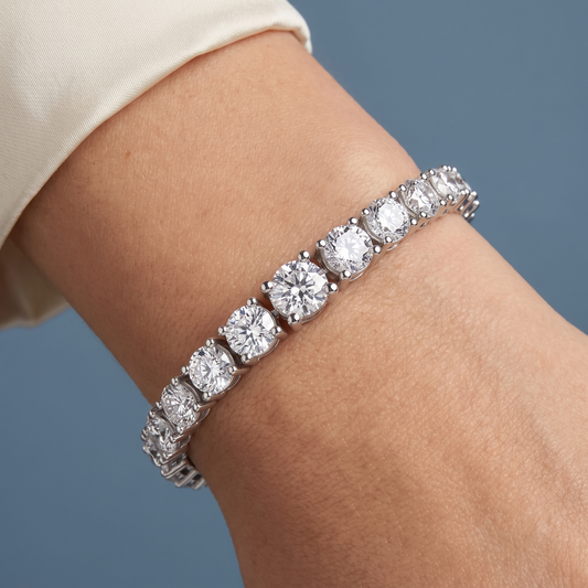 Platinum Graduated Round Cut Diamond Tennis Bracelet - Close-up