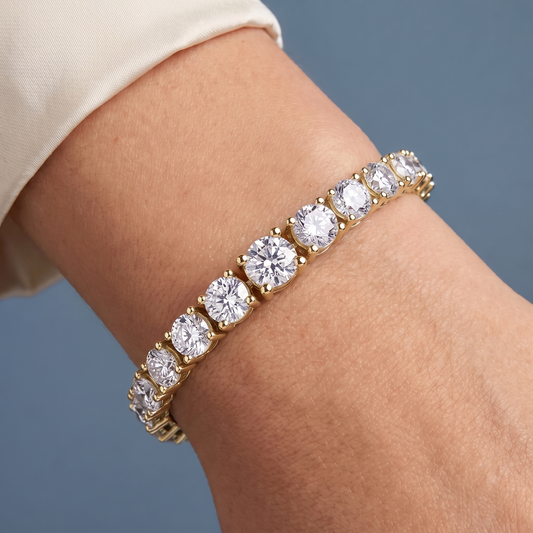 14K Yellow Gold Graduated Round Cut Diamond Tennis Bracelet - Close-up