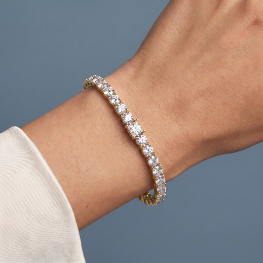 14K Yellow Gold Round and Princess Cut Diamond Tennis Bracelet - Close-up