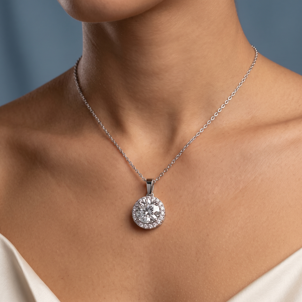 14KT White Gold Classic Round Diamond Halo Pendant Style 2 - Close-up